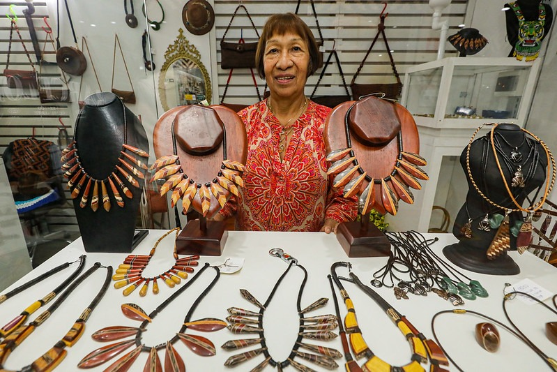 Empreendedora amazonense com seu artesanato